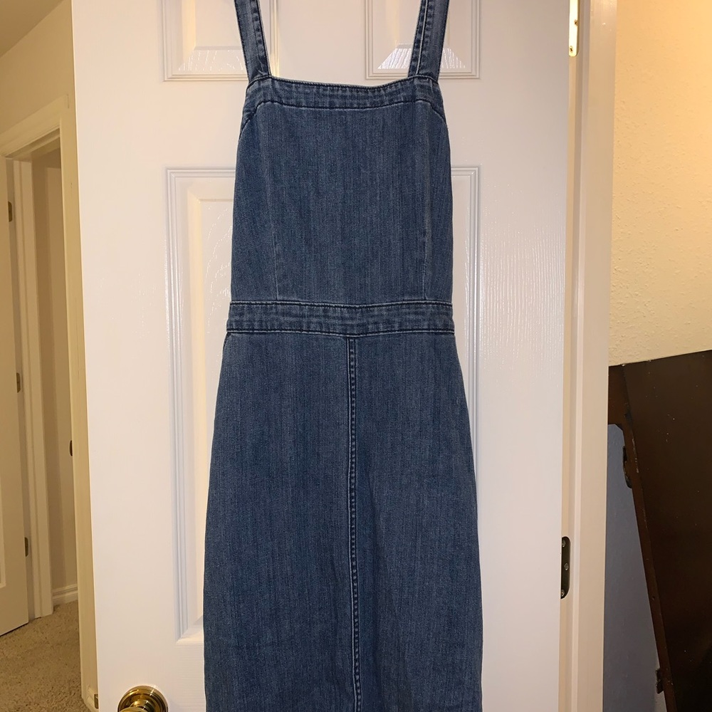 A v good jean knee length dress with pockets!!